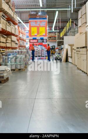 Lager Baum. Paletten mit Holz- Platten in einem Lager oder in einem Hangar. Schnittholzproduktion. vertikale Foto. Stockfoto