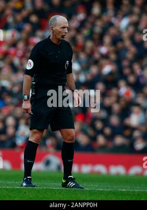 Das Emirates Stadium, London, UK. 18. Jan 2020. Schiedsrichter Mike Dean, seine 500 Spiel während der Englischen Premier League Spiel zwischen Arsenal und Sheffield United am 18. Januar 2020 im Emirates Stadium in London, England. Foto von AFS/Espa-Images) Stockfoto