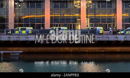 London, Großbritannien. 18. Januar 2020. Mi-E Dor De Tine von Daisler Association auf der sechsten Winter Lights Festival in Canary Wharf. 25 Licht Kunst und interaktiven Installationen internationaler Künstler sind auf dem Display für die Öffentlichkeit zu genießen, bis 25. Januar 2020.. Credit: Stephen Chung/Alamy leben Nachrichten Stockfoto