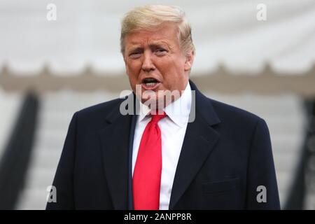 Washington, DC. 13 Jan, 2020. Präsidenten der Vereinigten Staaten Donald J. Trumpf im Gespräch mit Mitgliedern der Medien vor dem Boarding Marine One am 13 Januar, 2020 in Washington, DC. Präsident Trumpf und die erste Dame sorgen sich die College Football Endspiel nationale Meisterschaft in New Orleans, Louisiana. Credit: Oliver Contreras/Pool über CNP | Verwendung der weltweiten Kredit: dpa/Alamy leben Nachrichten Stockfoto