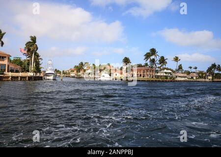 Hillsboro Inlet Wasserstraße vorangegangen zu Hillsboro Beach in Pompano Beach, Florida. Stockfoto