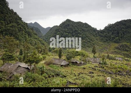 Karsthügel auf dem Dong Van Karst Plateau (Dong Van Karst Plateau Geopark), Provinz ha Giang, Vietnam Stockfoto