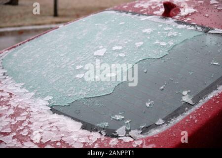 Auto Windschutzscheibe in Eis fallende regen Sturm teilweise überdachte verschrottet Stockfoto