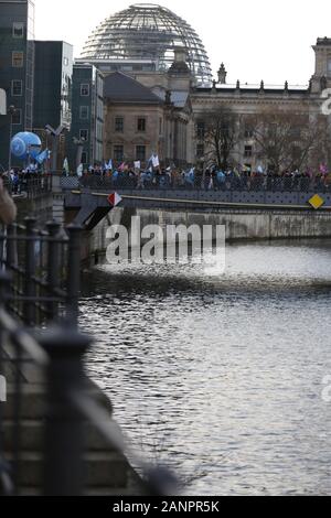 Berlin, Deutschland. 18 Jan, 2020. 27.000 Teilnehmer für eine Änderung der Agrarpolitik demonstrieren. Wir haben es satt! Ist eine Bewegung von Bauern-, Umwelt-, Natur- und Tierschutz Verbände gegen die Landwirtschaft, gegen Massentierhaltung und für eine landwirtschaftliche Revolution. (Foto von Simone Kuhlmey/Pacific Press) Quelle: Pacific Press Agency/Alamy leben Nachrichten Stockfoto