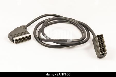 Scart-AV-Kabel auf weißem Hintergrund Stockfoto