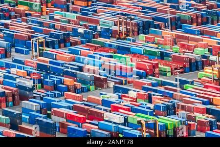 Textur mit einer Luftaufnahme über Versand Cargo Container auf einer kommerziellen Hafen gestapelt. Geeignet als Hintergrund verwendet werden Stockfoto