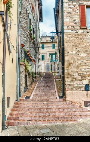 Wandern in der malerischen und alten Straßen von Assisi, eine der schönsten mittelalterlichen Städte in Italien Stockfoto