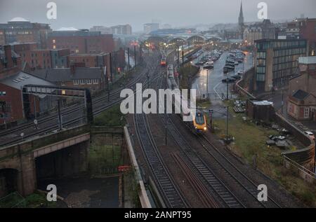 Arriva Crosscountry voyager Züge, die vor dem Hauptbahnhof von Newcastle an der Ostküste kreuzen Stockfoto