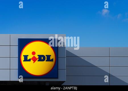 Calpe, Spanien - Januar 01, 2020: Lidl Logo auf Lidl store Fassade. Lidl ist beliebt Deutschen Global Discounter Kette Stockfoto