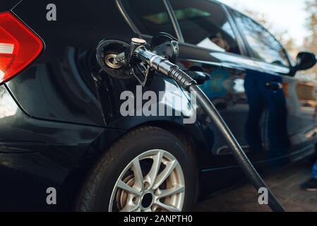 Auto mit Gewehr im Tank Tanken auf Gas Station Stockfoto