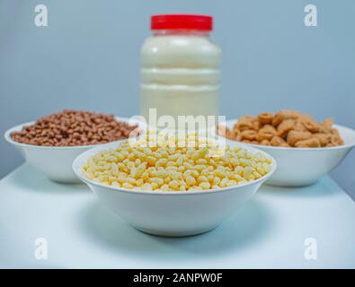 Ernährung Getreide in eine Schüssel geben. Frühstück Konzept Stockfoto