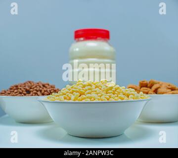 Ernährung Getreide in eine Schüssel geben. Frühstück Konzept Stockfoto