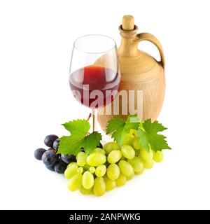 Süßer Wein, Trauben und Kanne auf weißem Hintergrund. Stockfoto