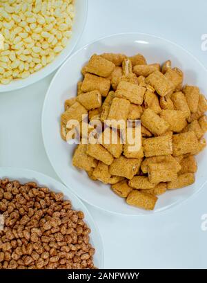 Ernährung Getreide in eine Schüssel geben. Frühstück Konzept Stockfoto