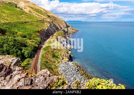 Blick von der Klippe entfernt Bray Greystones mit wunderschöne Küste, Felsen, Meer und Bahngleise, Irland Stockfoto
