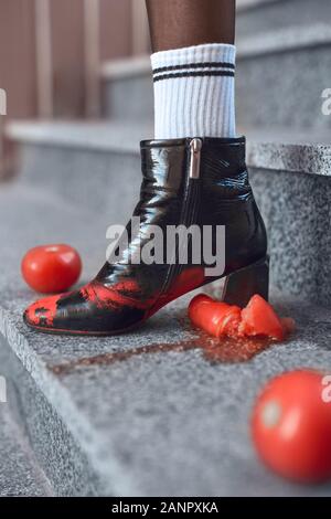 Urban Style. Junge stilvolle Frau in Hügel und Socken zu Fuß die Treppen im Freien auf Tomaten Fuß close-up Stockfoto