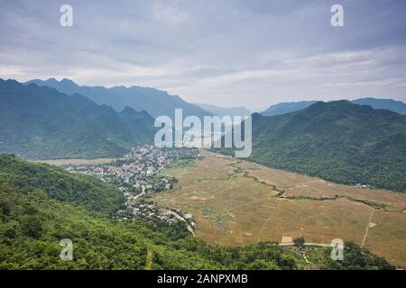 Blick auf das Mai Chau Valley und die umliegenden Reisfelder, Vietnam Stockfoto
