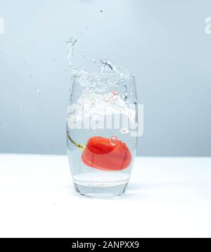 Der Habanero (Ata-Rodo in Yoruba Sprache) in einem Glas Wasser Stockfoto