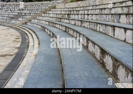 Granit Treppen, abstrakte Stufen, Treppen, eine breite Beton Treppe, die häufig in den Amphitheatern gesehen werden können, breite Steintreppe, Fraktale diagonal, Stockfoto