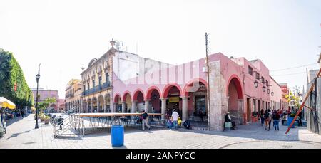 Celaya, Guanajuato, Mexiko - 24. November 2019: Touristen und Einheimische wandern entlang der Geschäfte in Colunga Guerrero und Corregidora Straßen in der Innenstadt von Stockfoto