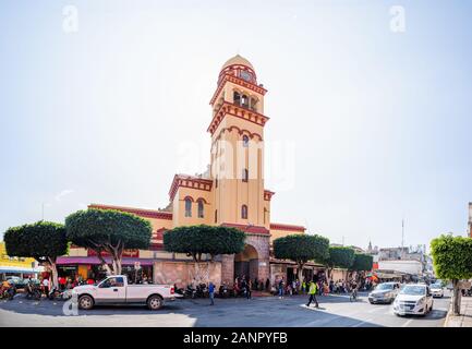 Celaya, Guanajuato, Mexiko - November 24, 2019: die Menschen einkaufen in der morelos Markt, Jose Maria Morelos Straße. Stockfoto