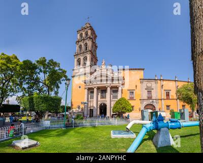 Celaya, Guanajuato, Mexiko - November 24, 2019: die Menschen genießen den Tag vor der Kathedrale von der Unbefleckten Empfängnis Stockfoto