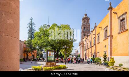 Celaya, Guanajuato, Mexiko - 24. November 2019: Menschen zu Fuß entlang der Unbefleckten Empfängnis Kathedrale, an der Plaza San Francisco. Stockfoto