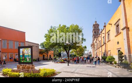 Celaya, Guanajuato, Mexiko - 24. November 2019: Menschen zu Fuß entlang der Unbefleckten Empfängnis Kathedrale, an der Plaza San Francisco. Stockfoto