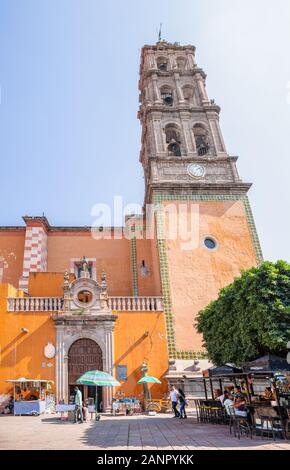 Celaya, Guanajuato, Mexiko - 24. November 2019: Menschen zu Fuß unter Straße Anbieter vor der Kathedrale von der Unbefleckten Empfängnis Stockfoto