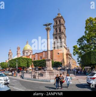 Celaya, Guanajuato, Mexiko - 24. November 2019: Touristen und Einheimische rund um die Kathedrale der Unbefleckten Empfängnis, mit der Unabhängigkeit Spalte am Fr Stockfoto