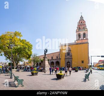 Celaya, Guanajuato, Mexiko - November 24, 2019: die Menschen genießen den Tag im San Agustin Park am Tempel von San Agustín Stockfoto