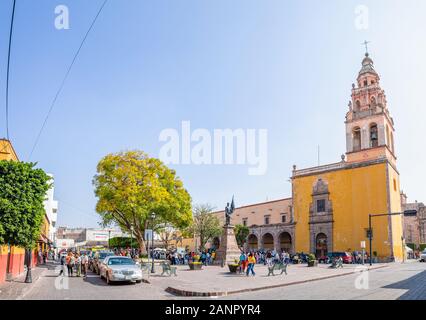 Celaya, Guanajuato, Mexiko - November 24, 2019: die Menschen genießen den Tag im San Agustin Park am Tempel von San Agustín Stockfoto