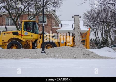 Schwerer Snogo-Blower-Truck, der nach einem Schneesturm in montreal 2020 den Schnee von Straßen räumt Stockfoto