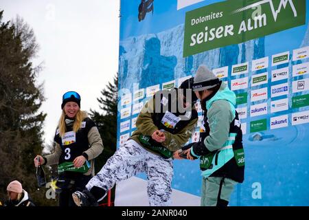 Südtirol, Italien. 18 Jan, 2020. Claire Caroline bilden die USA Platz 1, Killi Johanne aus Norwegen Platz 2, Gaskell Elena aus Kanada Platz 3. Dekoration der Siegerehrung auf der FIS Slopestyle Freeski Welt Cup am 18.01.2020 in der Seiser Alm (Seiser Alm) Snowpark, Italien. Credit: AlfredSS/Alamy leben Nachrichten Stockfoto
