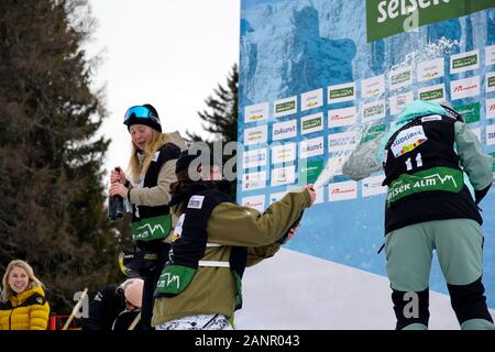 Südtirol, Italien. 18 Jan, 2020. Claire Caroline bilden die USA Platz 1, Killi Johanne aus Norwegen Platz 2, Gaskell Elena aus Kanada Platz 3. Dekoration der Siegerehrung auf der FIS Slopestyle Freeski Welt Cup am 18.01.2020 in der Seiser Alm (Seiser Alm) Snowpark, Italien. Credit: AlfredSS/Alamy leben Nachrichten Stockfoto
