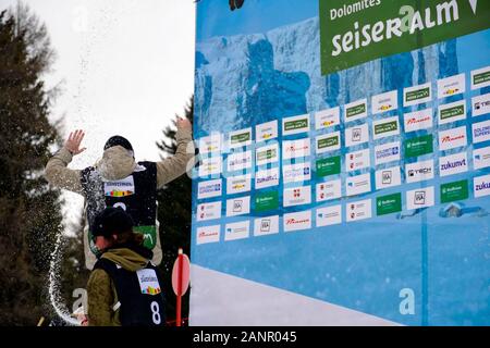 Südtirol, Italien. 18 Jan, 2020. Claire Caroline bilden die USA Platz 1, Killi Johanne aus Norwegen Platz 2, Gaskell Elena aus Kanada Platz 3. Dekoration der Siegerehrung auf der FIS Slopestyle Freeski Welt Cup am 18.01.2020 in der Seiser Alm (Seiser Alm) Snowpark, Italien. Credit: AlfredSS/Alamy leben Nachrichten Stockfoto