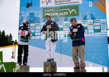 Südtirol, Italien. 18 Jan, 2020. Ruud Birk aus Norwegen - ersten Platz, Boesh Fabian aus der Schweiz - Zweiter Platz, Stevenson Colby - dritter Platz. Dekoration der Siegerehrung auf der FIS Slopestyle Freeski Welt Cup am 18.01.2020 in der Seiser Alm (Seiser Alm) Snowpark, Italien. Credit: AlfredSS/Alamy leben Nachrichten Stockfoto
