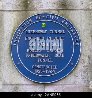 Queensway Tunnel blaue Plakette über Eingang zum original Mersey Tunnel gebaut von Ingenieur Sir Basil Mott Stockfoto