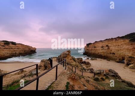 Praia de Albandeira in der Dämmerung, Algarve, Portugal. Stockfoto