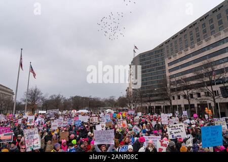 Washington DC, USA. 18 Jan, 2020. Tausende erweisen sich für März der vierten jährlichen Frauen bedrohte Präsident Donald Trump und seine Administration in Washington, DC am Samstag, 18. Januar 2020. Foto von Ken Cedeño/UPI. Quelle: UPI/Alamy leben Nachrichten Stockfoto