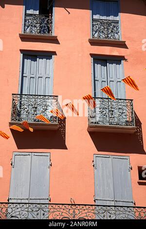 Bunte Hauswand in Collioure, Pyrénées-orientales, Royal, Frankreich, mit katalanischen nationale Flaggen Stockfoto