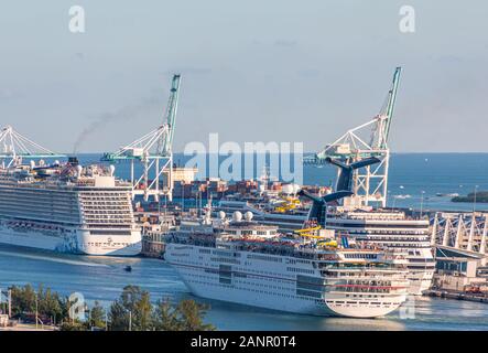 MIAMI, FLORIDA - November 25, 2017: Carnival Cruise Lines begann als eine unabhängige Kreuzfahrtschiff Linie 1972 und besitzt jetzt die größte Flotte der Welt Stockfoto
