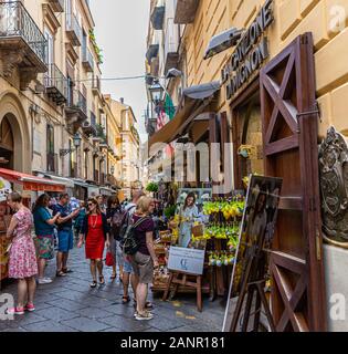 Sorrento, ITALIEN - 26. September 2017: Sorrento ist eine Stadt mit Blick auf die Bucht von Neapel. Es ist aufgrund seiner Vielfalt an Smalen ein beliebtes Touristenziel Stockfoto