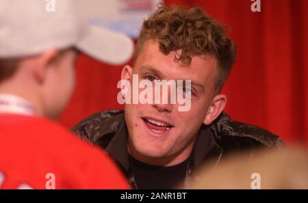 St. Louis, USA. 18 Jan, 2020. St. Louis Cardinals outfielder Harrison Bader hallo sagt zu einem jungen Fan während Autogramme an der St. Louis Cardinals Winter Warm-Up in St. Louis am Samstag, 18. Januar 2020. Foto von BIll Greenblatt/UPI Quelle: UPI/Alamy leben Nachrichten Stockfoto