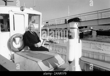 Skipper des Wassertaxis Gosport Boatyard posiert an Bord: Hardway, Gosport, Hampshire, England, Großbritannien. Schwarzweiß-Filmfoto. MODELL VERÖFFENTLICHT Stockfoto