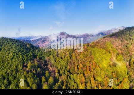 Narual Landschaft in Japan Berge im Winter, wenn Berg Gipfel sind von Schnee bedeckt - erhöhte Luftaufnahme. Stockfoto