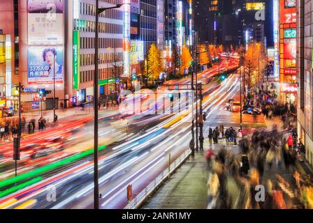Die bevölkerungsdichte der Megapolis Tokyo City in Japan um Shinjuku-Shibuya Geschäftsviertel in der Nacht mit hellen Illuminationen und Menschenmassen cro