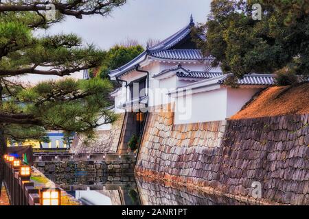 Weißen Turm und das Eingangstor zum Schloss Nijo Kaste in Kyoto City - historische Schloss von lokalen Shogun - heute Park, Garten und Weltkulturerbe der Sto umgeben Stockfoto