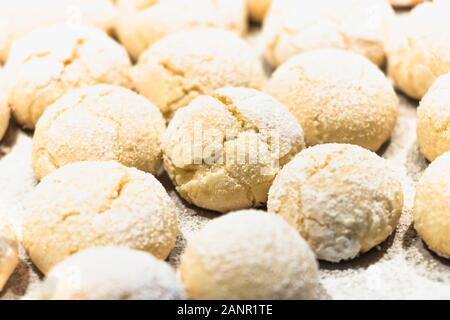 Close-up Crinkle White Cookies in Pulverform mit Zucker Stockfoto