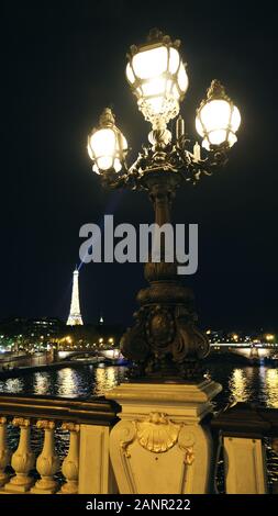 Laternenpfosten auf pont Alexandre III bei Nacht Stockfoto